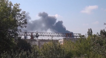 В Донецке из-за боевых действий загорелся завод (видео)