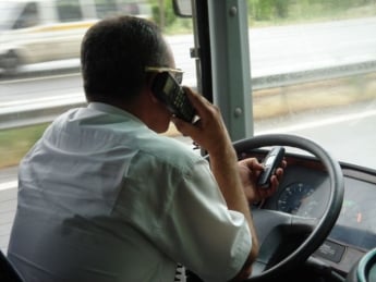 Водителя маршрутки оштрафуют за звонок по телефону