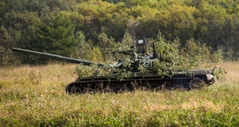 Россия перебросила на границу оккупированного Крыма с материком 10 БТРов, 10 танков и 3 "Града