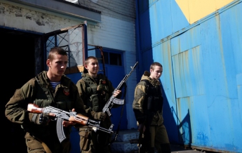 В Донецке учат стрелять детей: фото из тренировочного лагеря