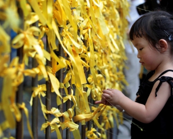 В Гонконге противники революции развешивают синие и желтые ленты (фото)