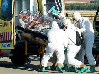Врачам удалось вылечить пациента, заразившегося Эболой