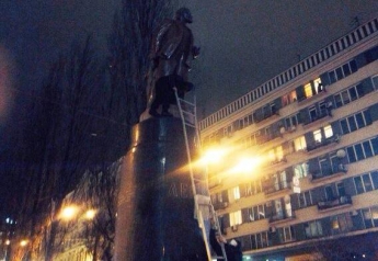 В Харькове снесли еще два памятника Ленину(ВИДЕО)