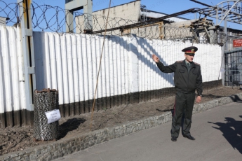 Запорожские зэки строят стену на границе с Россией (фото)