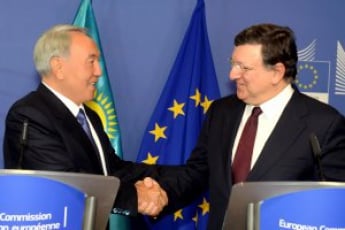 Назарбаев подверг критике санкции против России, но подписал пакт о сближении с ЕС - WSJ