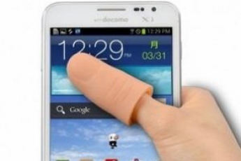 Японцы выпустили удлинитель пальца для больших смартфонов(ВИДЕО)