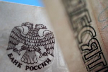 Российский рубль обновил очередные минимумы из-за санкций и падения цен на нефть