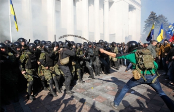 Среди задержанных во время беспорядков под Радой есть бойцы батальона "Азов" - нардеп