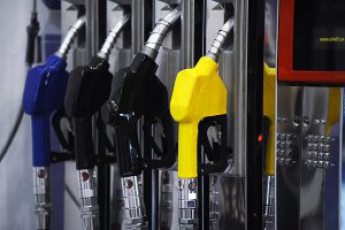 Владельцы АЗС пообещали Яценюку снизить цены на бензин вслед за дешевеющей нефтью