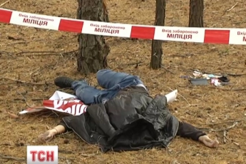 В лесу под Киевом нашли мертвого студента, который лежал на плакате кандидата в Раду