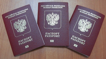 Первые загранпаспорта жителям Крыма выдали в Симферополе