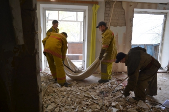 Четвертый день спасатели разгребают завалы в доме, где произошел взрыв (фото)