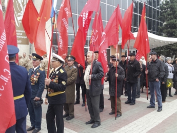 Городские власти прошлись в колонне под флагами компартии и портретом Сталина (фото)