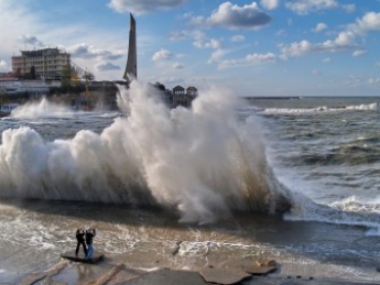 Штормовое предупреждение объявили на побережье Черного и Азовского морей
