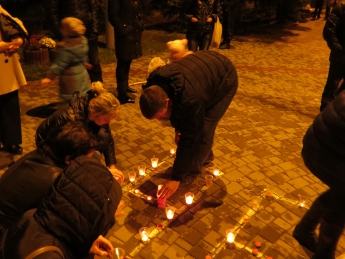 Активисты антимайдана и Правого сектора чтили память героев одновременно (фоторепортаж)