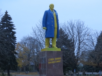 Что делают с памятниками Ленину в Донецкой области