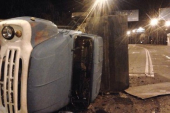 В центре Донецка танк боевиков "ДНР" сбил грузовик, - очевидцы