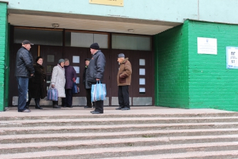 Пенсионеры 40 минут мерзли под дверью избирательного участка