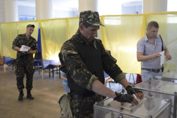 Солдатам разрешили голосовать по военным билетам