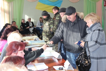 Командировочные военные голосуют на избирательном участке авиагородка группами