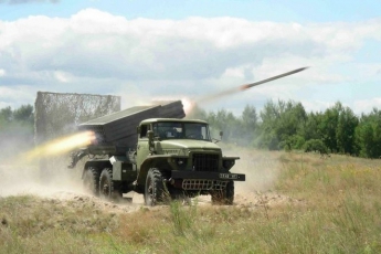 Террористы массированно обстреливают село на Луганщине: есть жертвы среди населения
