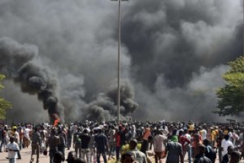 Протестующие в Буркина-Фасо подожгли парламент (ВИДЕО)