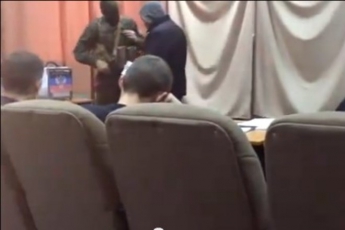 Дончане на "выборах" показывали заполненные бюллетени вооруженным боевикам (ВИДЕО)