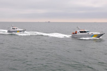 Пограничники выстрелами остановили лодки вблизи порта "Мариуполь"