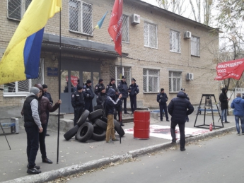 Под мелитопольским судом разбросали шины, установили колокол и бьют в железную бочку, как на Майдане (видео)