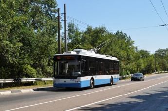 В Крыму из-за обрыва электролинии пассажиры вручную толкали троллейбус (ВИДЕО)