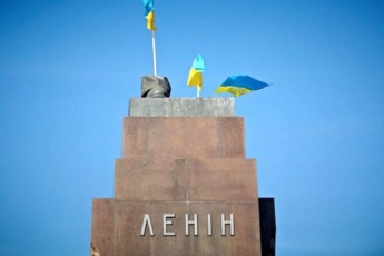 В Харькове пьяный пенсионер угрожал "подорвать" облсовет, если Ленина не вернут на место
