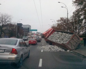 В Киеве перевернулась фура с камнями (ФОТО)
