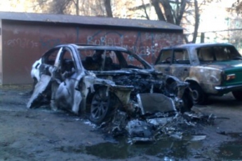 В центре Запорожья сгорел BMW (ФОТО)