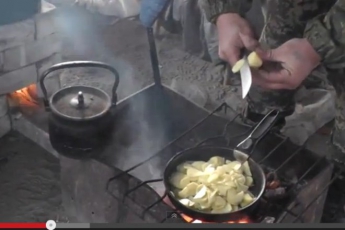 Россиянка сняла на видео, как украинские солдаты жарят картошку с мясом "русскоязычных младенцев" (ВИДЕО)