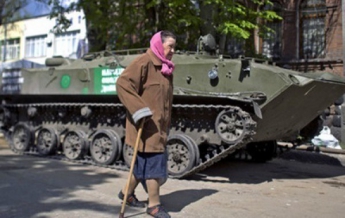 Пенсионеры Донбасса просят на улице еду, - очевидец