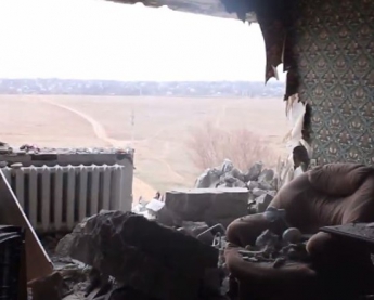 Снаряд вырвал стену многоэтажки в Енакиево (видео)