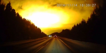 В интернете обнародовано видео, на котором в небе над РФ зафиксирована огромная желтая вспышка (ВИДЕО)