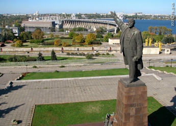 У памятника Ленину организуют милицейский "почетный караул"