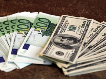 Доллар и евро подешевели в обменниках
