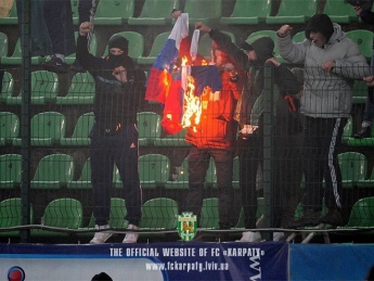 Ультрас "Шахтера" на матче во Львове сожгли флаг России (ФОТО)