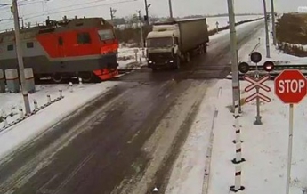 Авария на ж/д в Казахстане: два поезда "разорвали" грузовик на переезде (ВИДЕО)