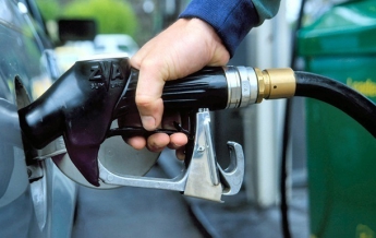 Украинцы все меньше покупают бензин