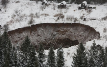 В России "адская воронка" увеличилась, под землю ушло несколько дачных домов (фото,видео)
