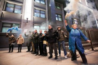 Под Госдумой зажгли файеры в поддержку летчицы Савченко (ВИДЕО)