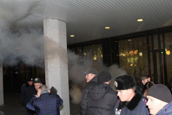 В Киеве трое сотрудников милиции пострадали от слезоточивого газа, распыленного противниками концерта Ани Лорак