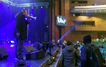 Поклонники Ани Лорак прогнали свободовца Мирошниченко с концерта (ВИДЕО)