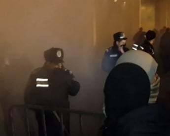 Милиционера, избившего противника концерта Ани Лорак, уволят - Геращенко