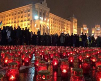 Участники акции "Ночь памяти" организованным шествием двинулись к Михайловскому собору