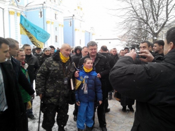 П.Порошенко два часа молился за Украину в Михайловском соборе (фото)