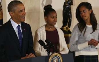 Дочерей Обамы обвинили в неуважении и безвкусице